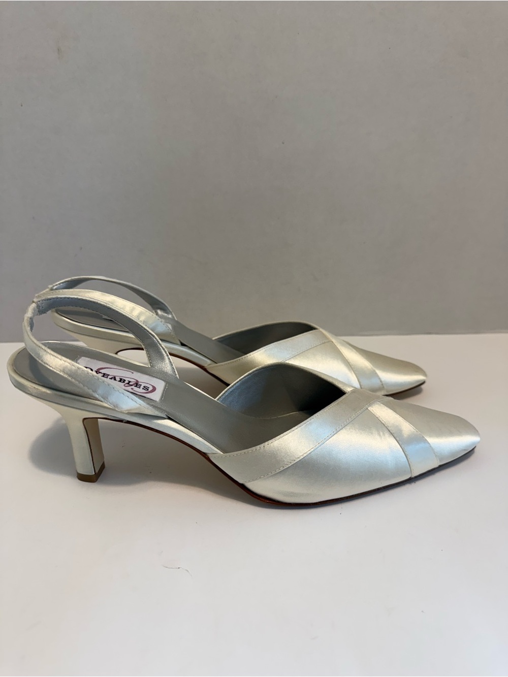 Dyeables white satin pointed toe slingback kitten heel pumps ladies 9D